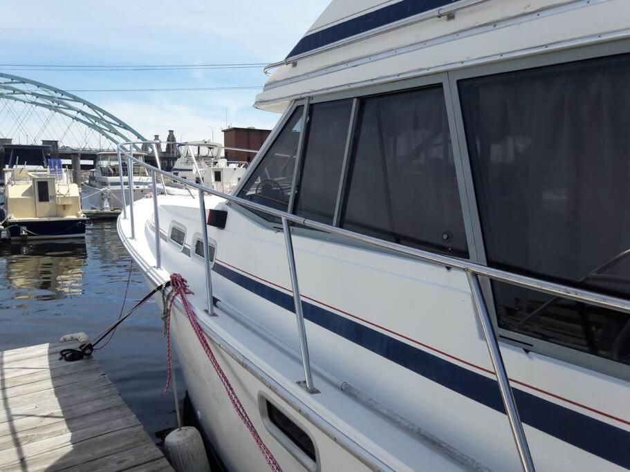 Waterfront 32' Bayliner Yacht Hotel Providence Exterior photo