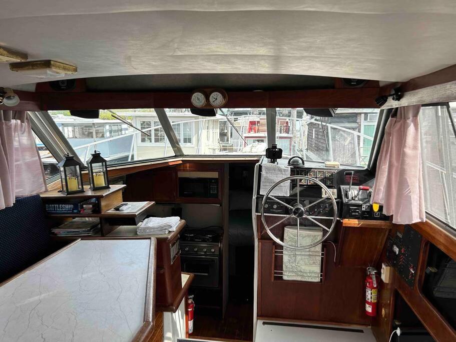 Waterfront 32' Bayliner Yacht Hotel Providence Exterior photo