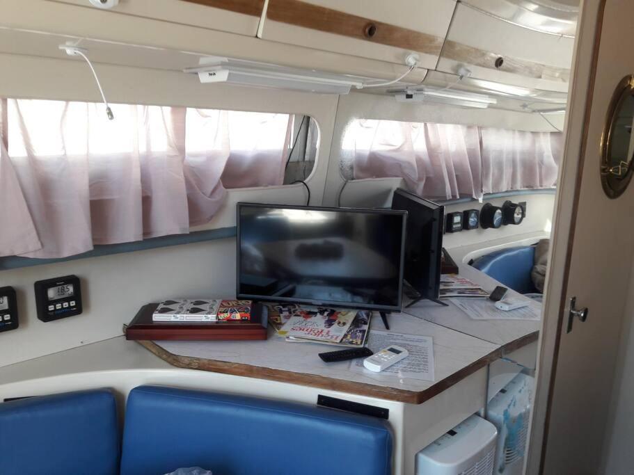 Waterfront 32' Bayliner Yacht Hotel Providence Exterior photo