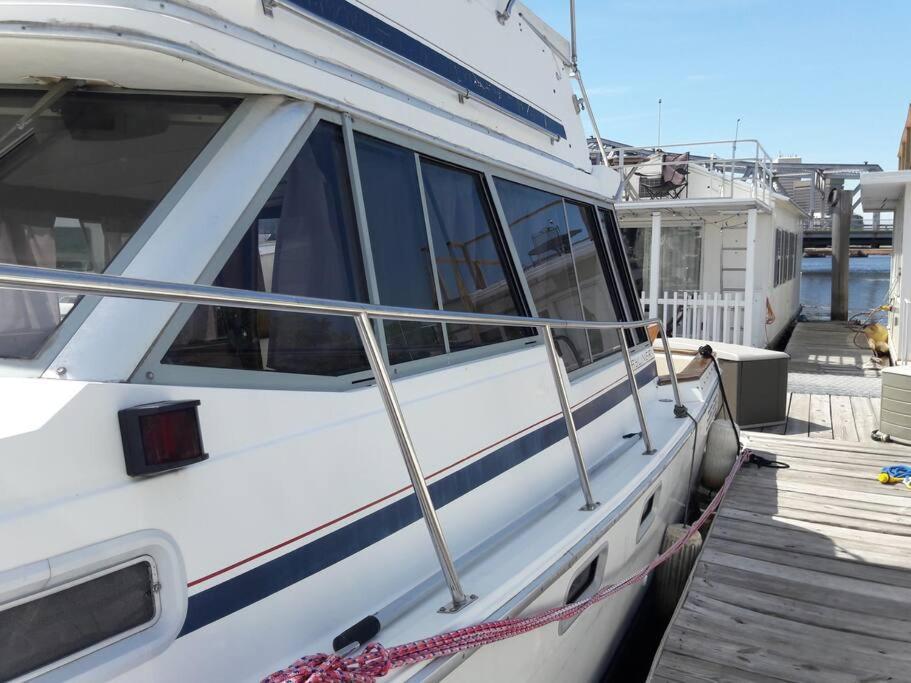 Waterfront 32' Bayliner Yacht Hotel Providence Exterior photo