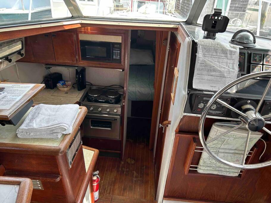Waterfront 32' Bayliner Yacht Hotel Providence Exterior photo